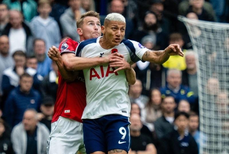 Tottenham dau MU anh 1