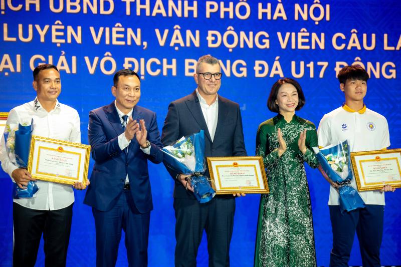 CLB Ha Noi ky niem anh 3