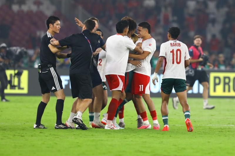 Hamza Choudhury Indonesia chế nhạo ảnh 1 Hamza Choudhury Indonesia chế nhạo ảnh 1